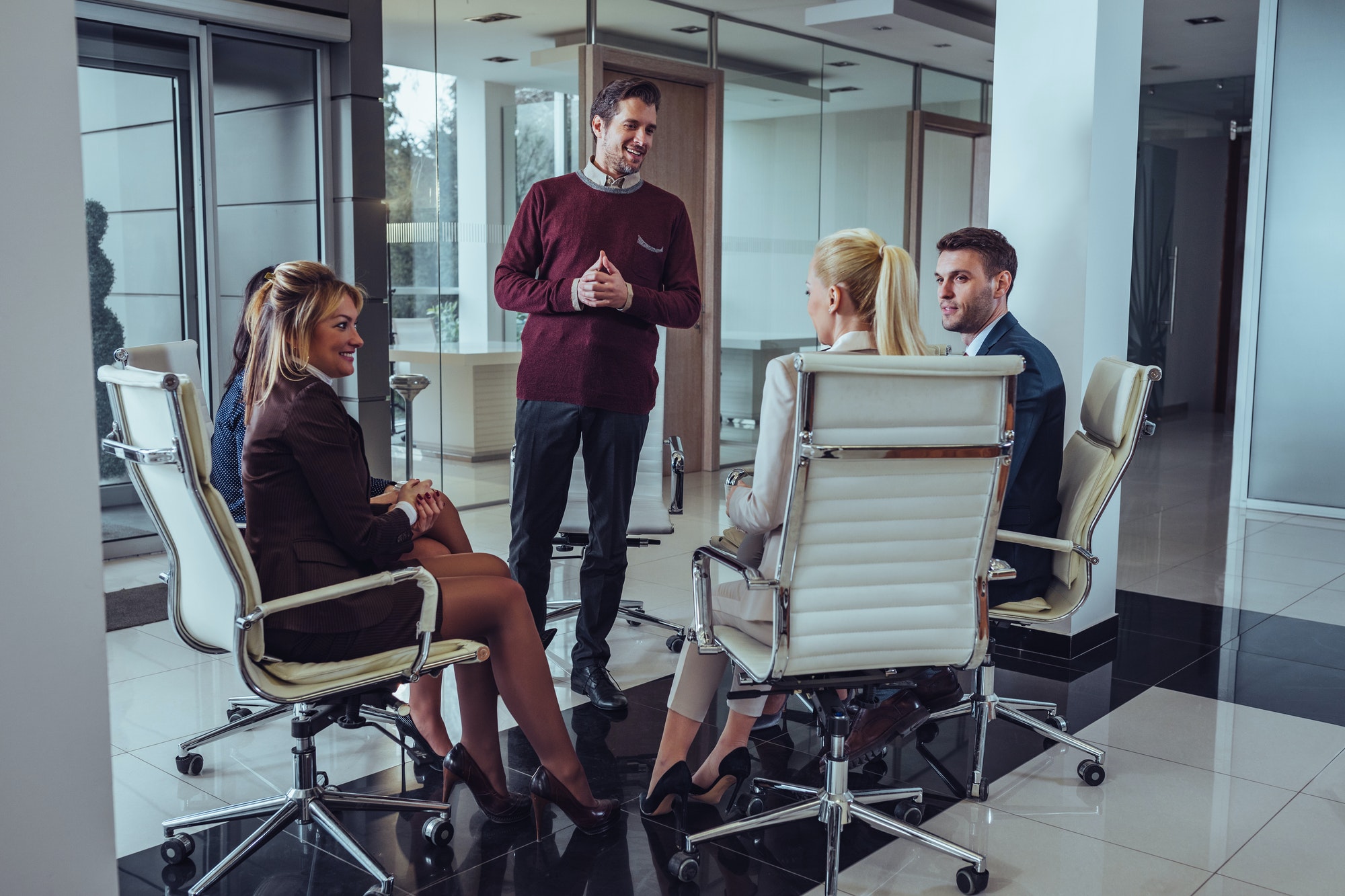Team overlegt over de strategie van het bedrijf