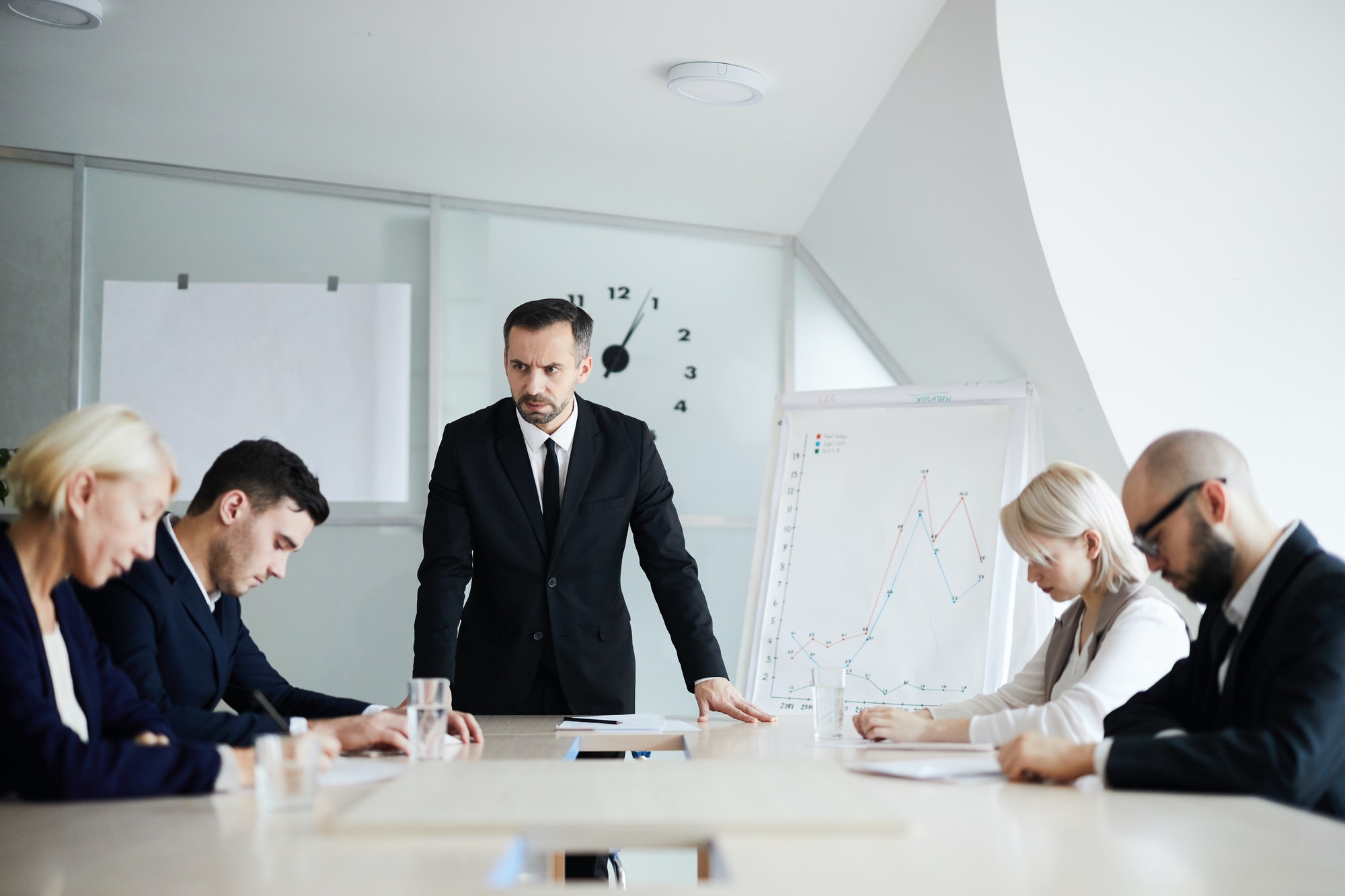Leidinggevende in gesprek met een medewerker